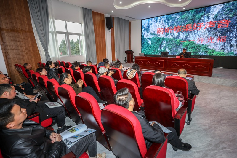 聽修渠老英雄講故事。