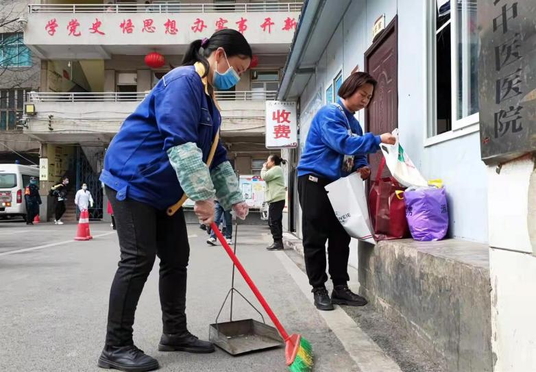 正在工作的吳明珠。