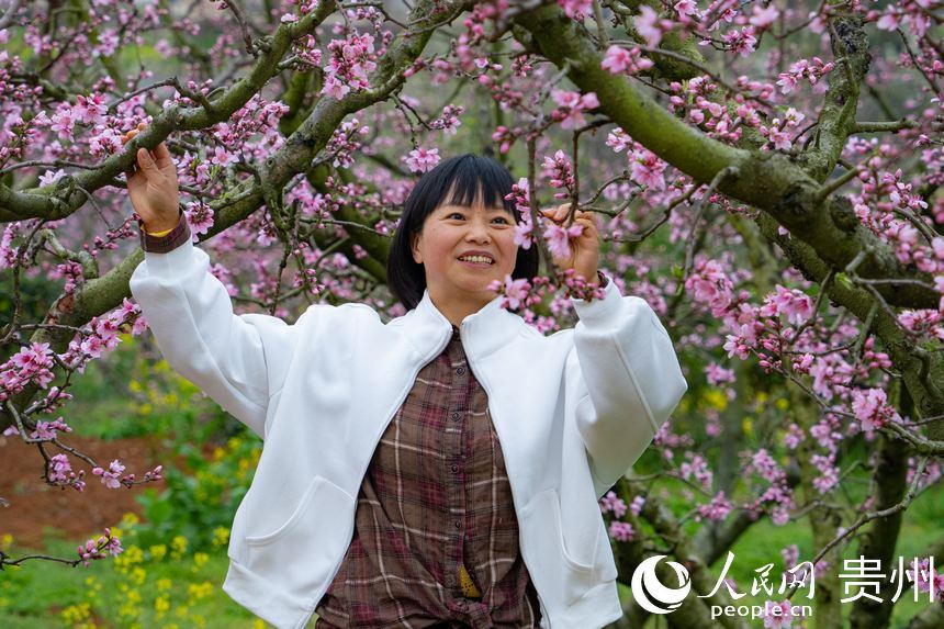 游客在桃花林中游玩賞花。人民網(wǎng) 陽(yáng)茜攝