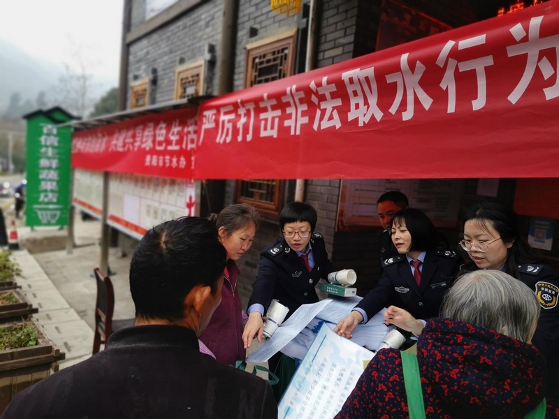 下鄉進行普法宣傳。貴陽市水政監察支隊供圖