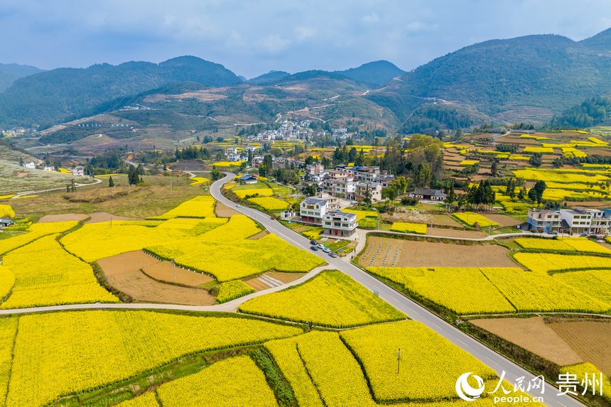 航拍如詩如畫的貴州省遵義市桐梓縣官倉鎮。 人民網 涂敏攝