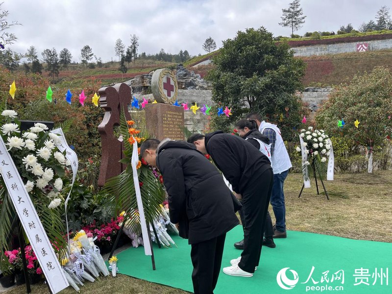 2、參加活動的人員向遺體器官捐獻者敬獻鮮花。人民網(wǎng) 李麗萍攝.jpg