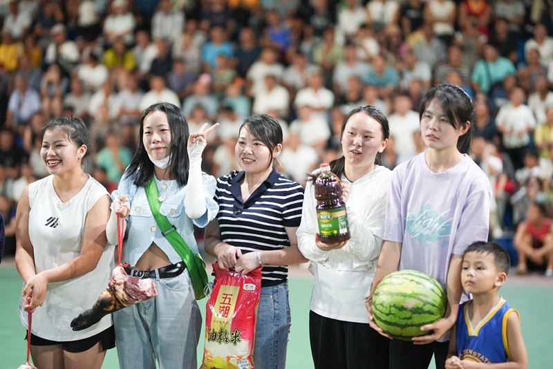 比賽中場群眾參與投球領禮品活動。臺江縣融媒體中心供圖