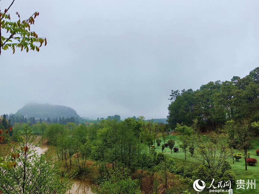 興義市義龍新區(qū)優(yōu)美的自然風(fēng)光。人民網(wǎng) 李永馨攝