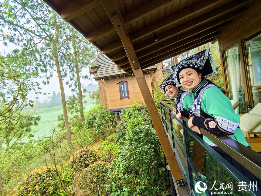游客在興義市義龍新區游玩。人民網 李永馨攝