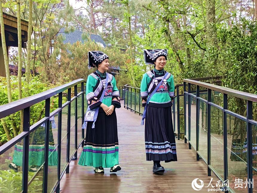 游客在興義市義龍新區(qū)游玩。人民網(wǎng) 李永馨攝