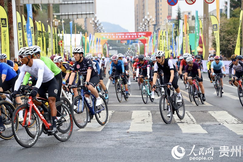 4、參賽選手經過第一個彎道。人民網 顧蘭云攝.JPG