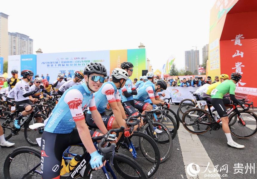 參賽選手在起點(diǎn)準(zhǔn)備出發(fā)。人民網(wǎng) 顧蘭云攝