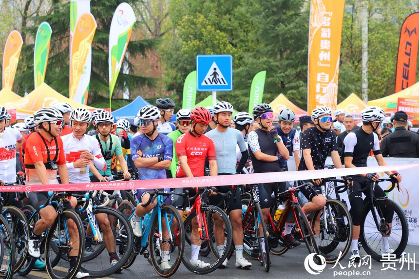 參賽選手在起點侯賽。人民網 顧蘭云攝