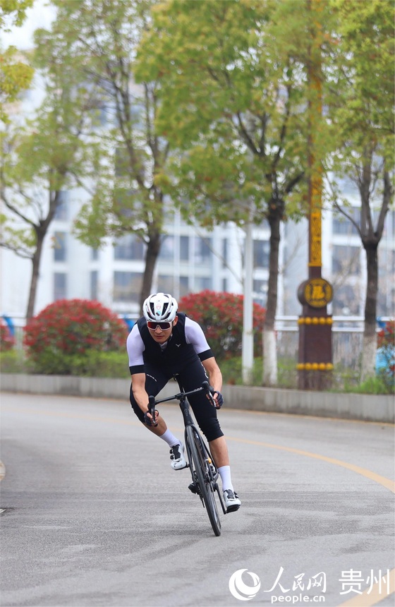 參賽選手行駛在公路賽道。人民網 顧蘭云攝