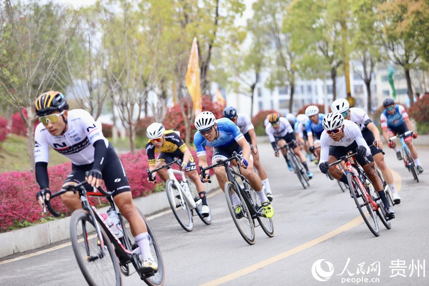 參賽選手正在通過彎道。人民網 顧蘭云攝