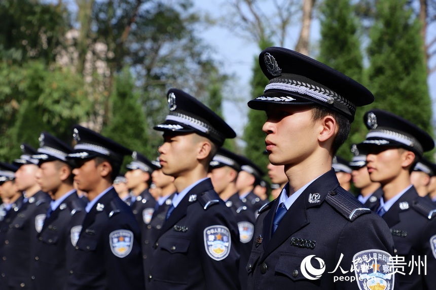 活動現場肅穆站立的警院學子。人民網 顧蘭云攝