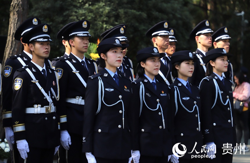 活動現場肅穆站立的禮兵。人民網 顧蘭云攝