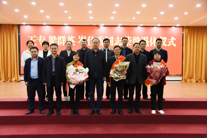 圖為州委領導與退休干部合影。