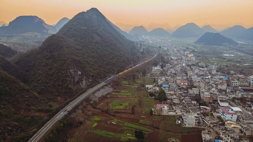 滬昆鐵路貴州段大修施工現場。趙鵬攝