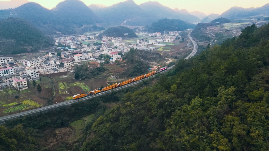 滬昆鐵路貴州段大修施工現場。趙鵬攝