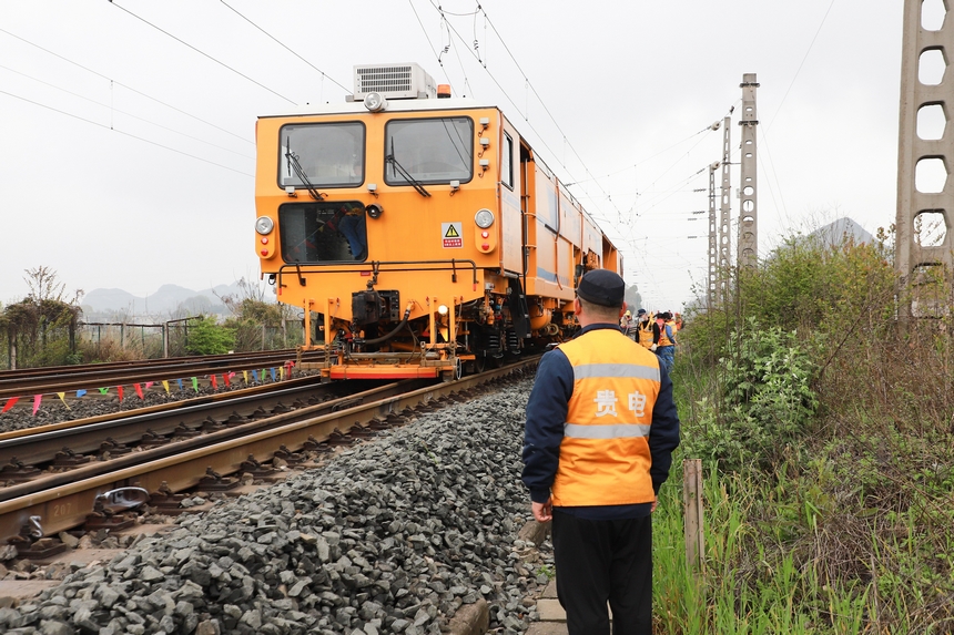 滬昆下行線大機(jī)清篩。劉陵躍攝