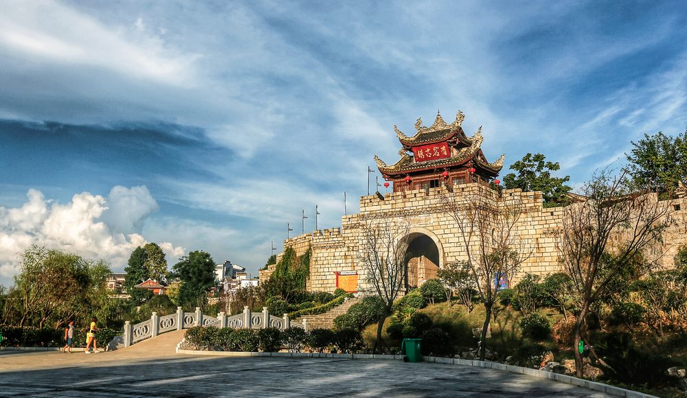 《古鎮(zhèn)新貌》。梁國(guó)同攝