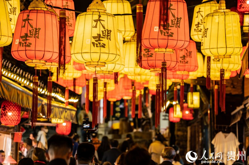 青巖古鎮里張燈結彩的街道。人民網 陽茜攝
