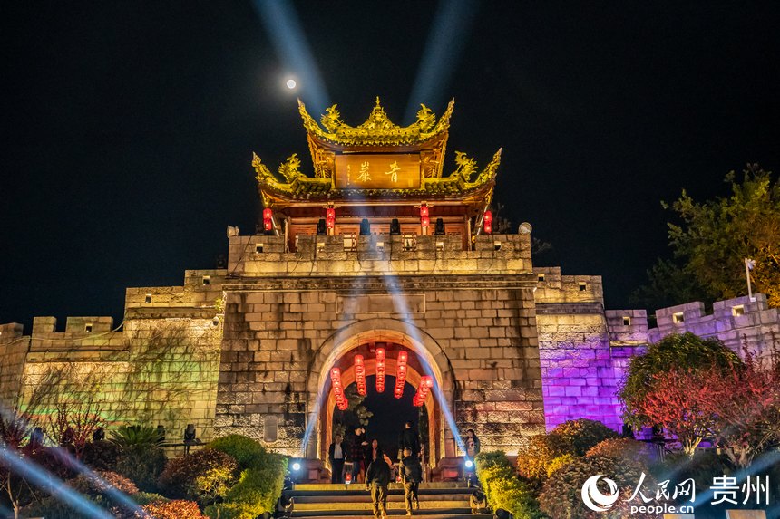 夜晚聚光燈照射下的青巖古鎮(zhèn)城門。人民網(wǎng) 陽(yáng)茜攝