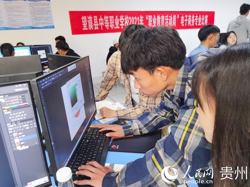 計算機應用實操教室內，同學們討論圖標制作。人民網 王秀芳攝