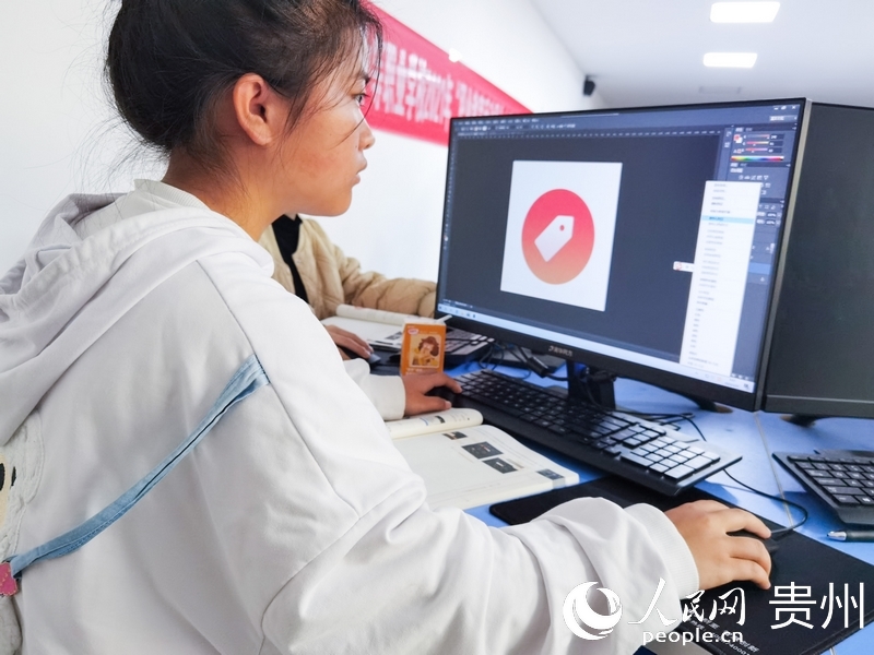 計算機應用實操教室內，學生聚精會神制作圖標。人民網 王秀芳攝