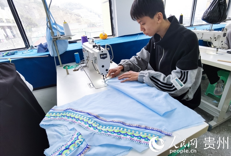 民族服飾實操教室內，學生正在做衣服。人民網 王秀芳攝