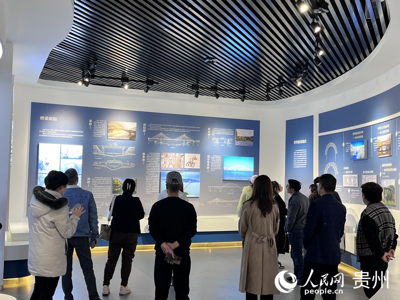 游客正在天空之橋服務區橋梁科普館內參觀。人民網 陳潔泉攝
