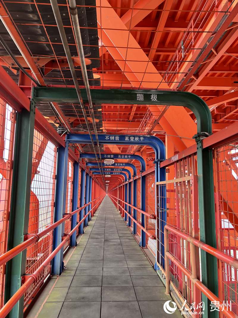 壩陵河大橋橋體內觀光通道一隅。人民網 陳潔泉攝