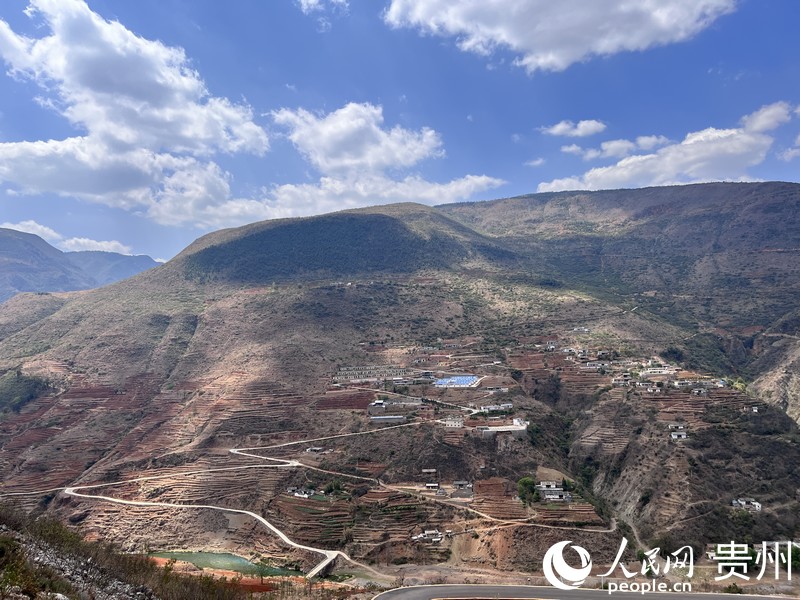 站在海元村高處俯瞰牛欄江對(duì)岸。人民網(wǎng) 陳潔泉攝