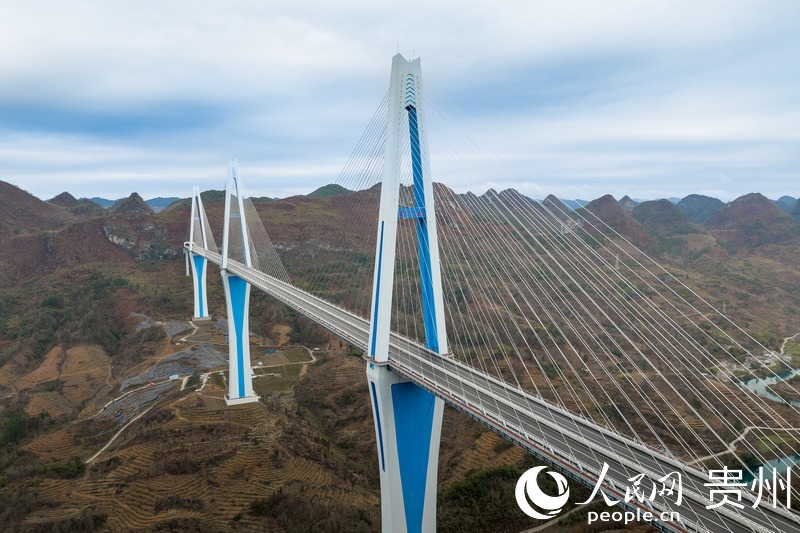 平塘大橋。人民網記者 涂敏攝