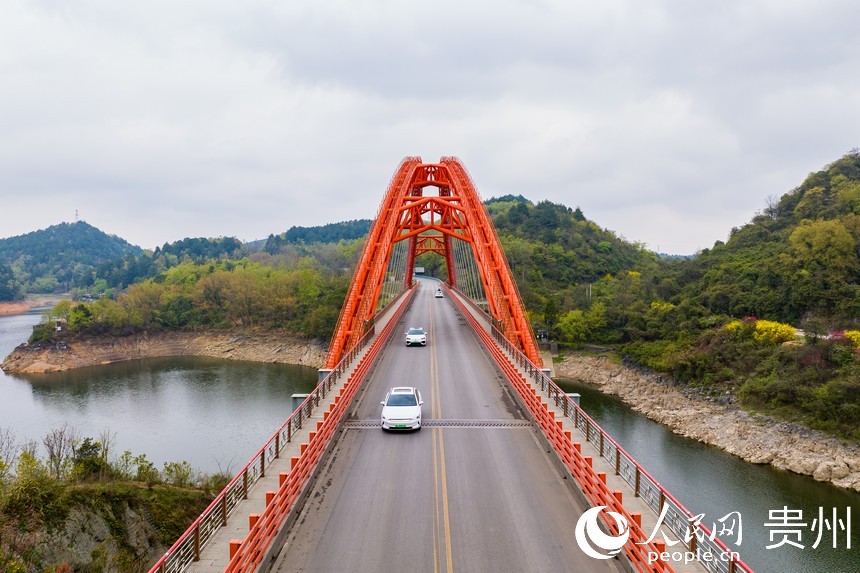 航拍貴黃公路花魚洞大橋。人民網記者 涂敏攝