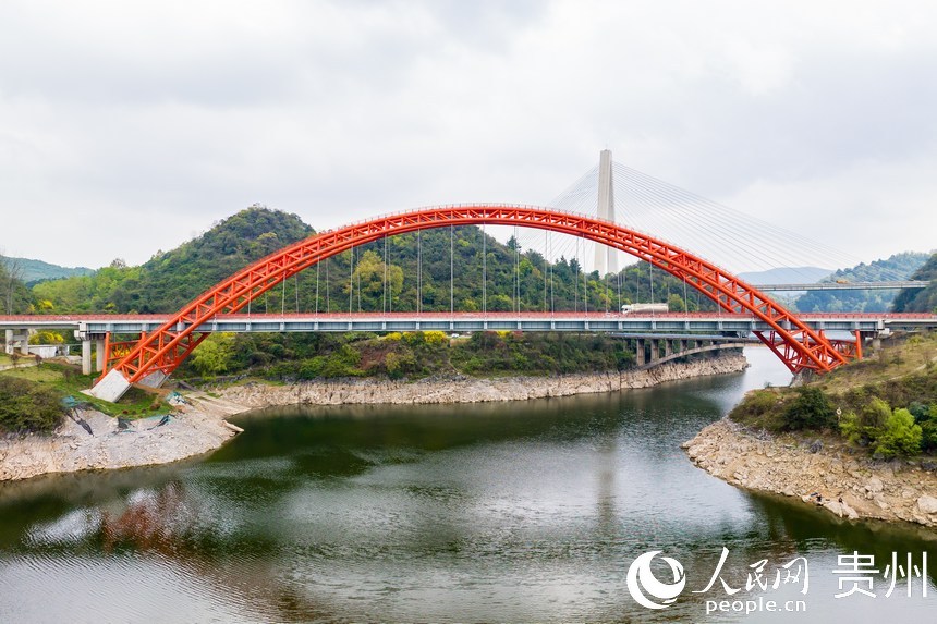 航拍貴黃公路花魚洞大橋。人民網(wǎng)記者 涂敏攝