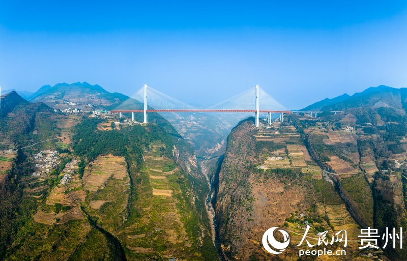 在高山峽谷中架起的杭瑞高速北盤江大橋。????人民網記者?涂敏攝