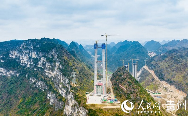 建設中的花江峽谷大橋（2023年1月拍攝）。人民網記者 涂敏攝