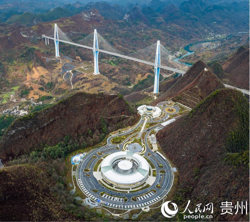 平塘特大橋“天空之橋”服務區。人民網記者?涂敏攝