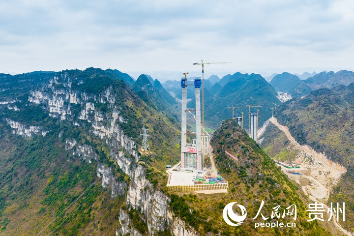  航拍六安高速花江峽谷大橋建設現場。人民網記者 涂敏攝