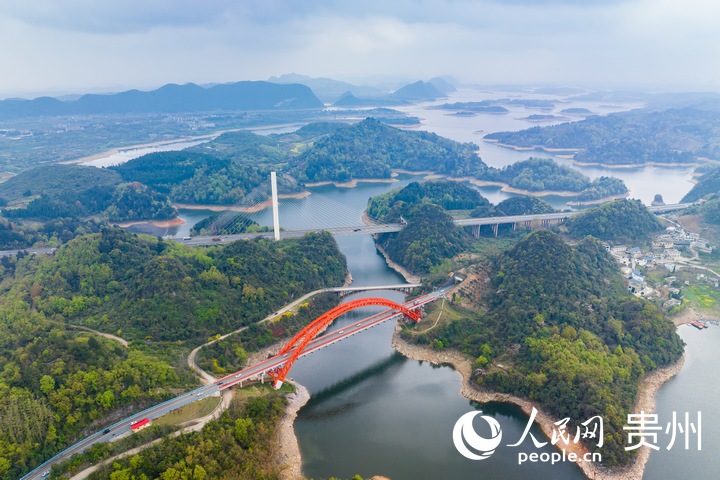 航拍花魚洞大橋。人民網記者 涂敏攝
