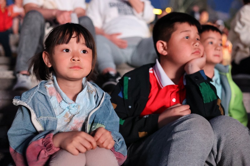 孩童聚精會神觀看影片。七星關區委宣傳部供圖