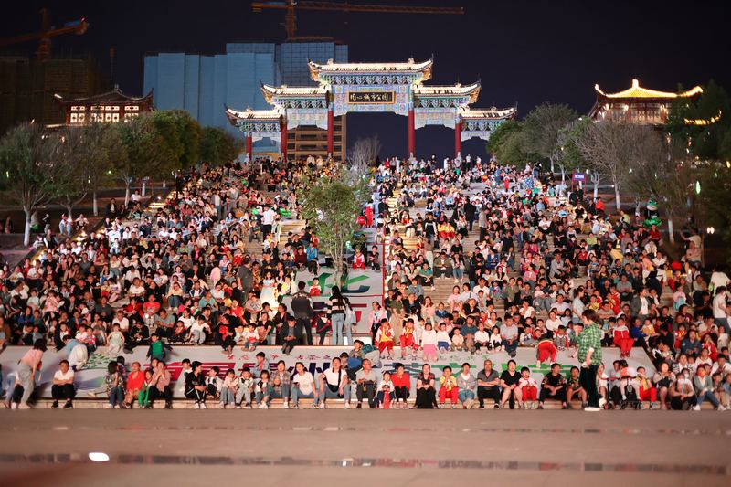 同心城市公園臺階上坐滿了市民。七星關區委宣傳部供圖