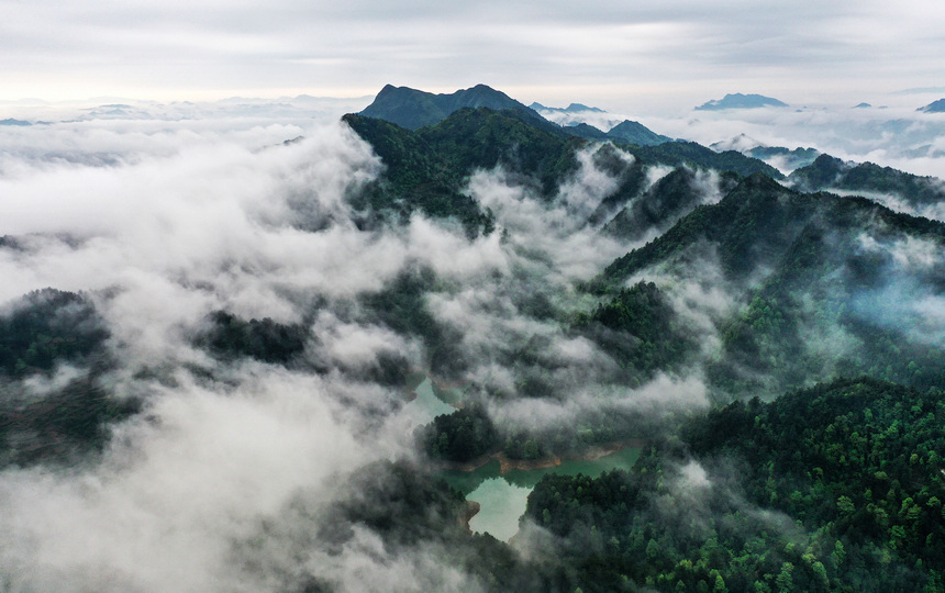 雨后云霧中的丹寨縣城周邊山巒（無人機(jī)照片）。
