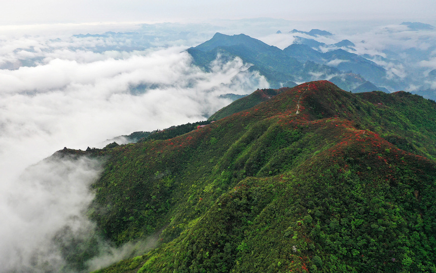 雨后云霧中的丹寨縣龍泉山景色（無人機照片）。