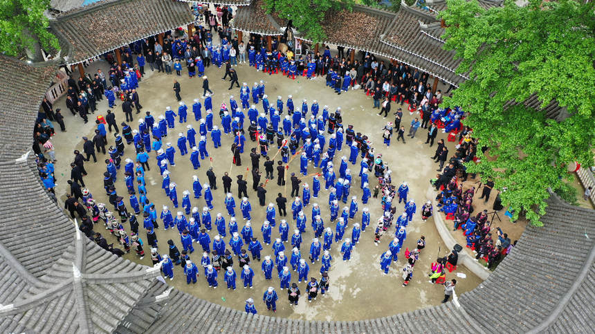 4月22日，新民村村民同外地游客同跳蘆笙舞，歡慶高雍苗族“三月三“。