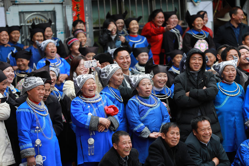 4月23日， 苗族群眾在新民村參加村“BA”籃球賽。