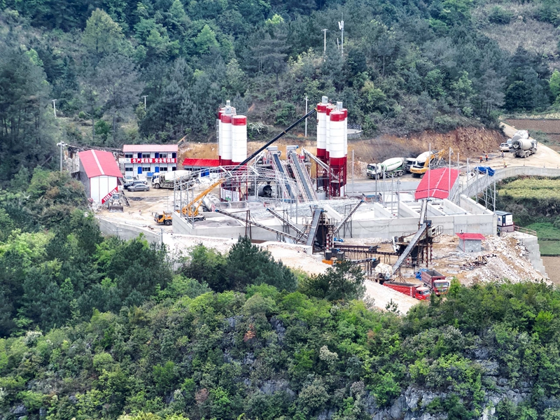 正在修建的4號拌合站。貴平13標供圖