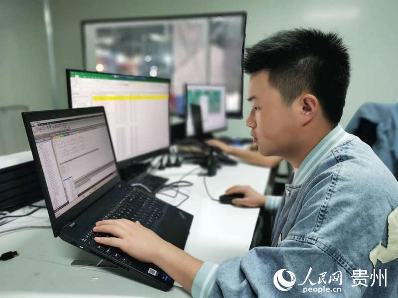 安達公司信息中心工作人員正在調試設備。人民網 李麗萍攝
