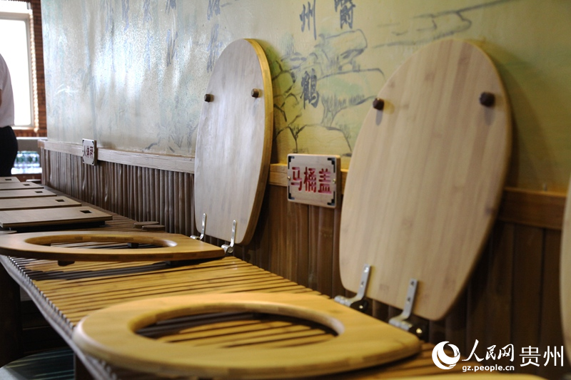 本地企業(yè)生產(chǎn)的竹馬桶蓋。人民網(wǎng) 龍章榆 攝