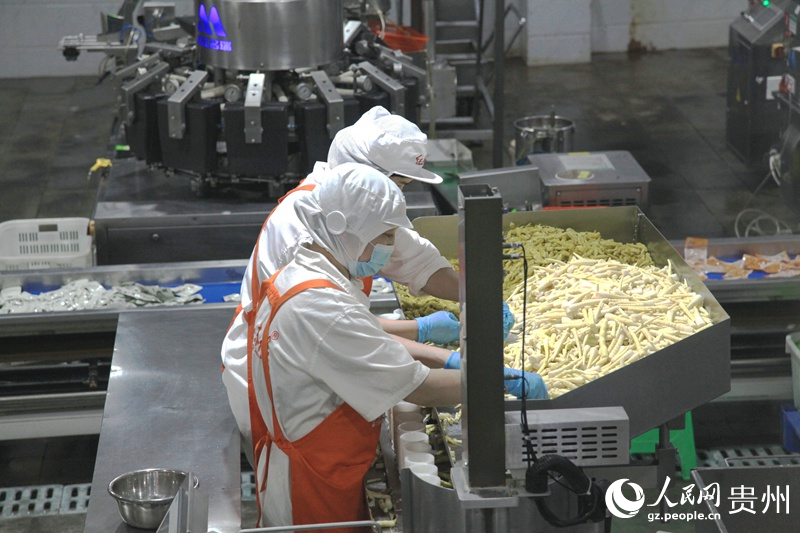 竹筍產(chǎn)品加工車間。人民網(wǎng) 龍章榆 攝