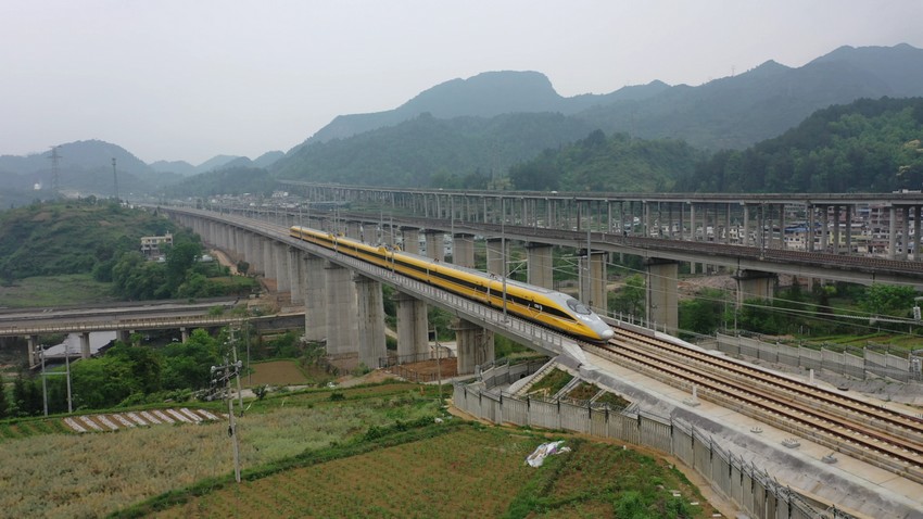 “黃醫生”檢測車通過都勻東馬寨特大橋。范亮茹攝