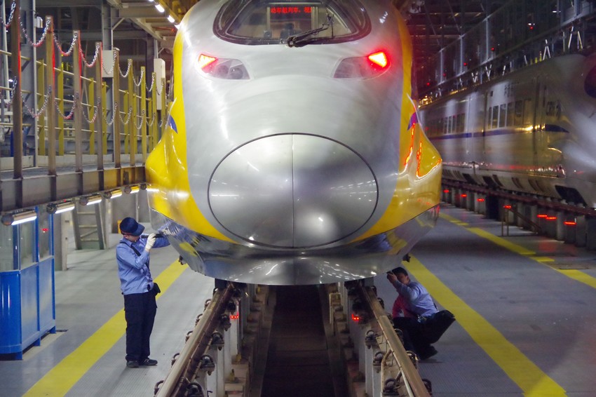 上線前對(duì)“黃醫(yī)生”進(jìn)行檢查整備。宋兆強(qiáng)攝